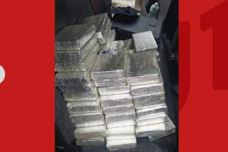 50 kg de cocaína são encontrados em porta-malas de carro após acidente na BR-116, na Bahia