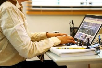 6x1, 5x2, 4x3 e 12x36: entenda como funcionam as escalas de trabalho