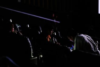 Público em sala de cinema, um dos tipos de evento contemplados pela meia-entrada estudantil