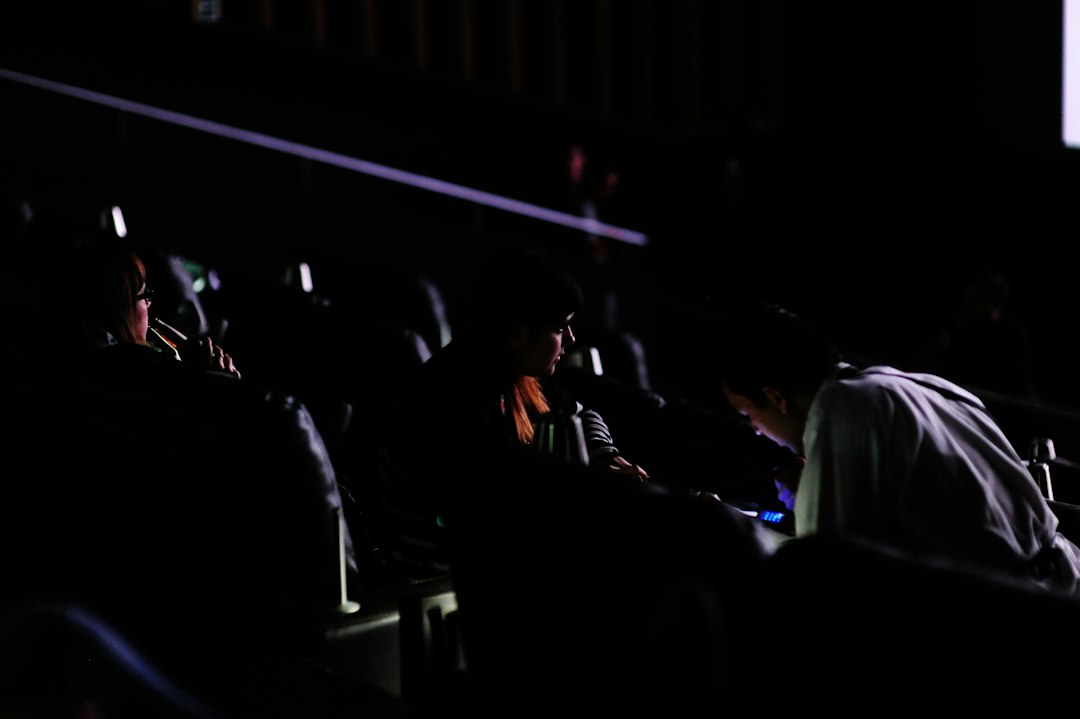 Público em sala de cinema, um dos tipos de evento contemplados pela meia-entrada estudantil
