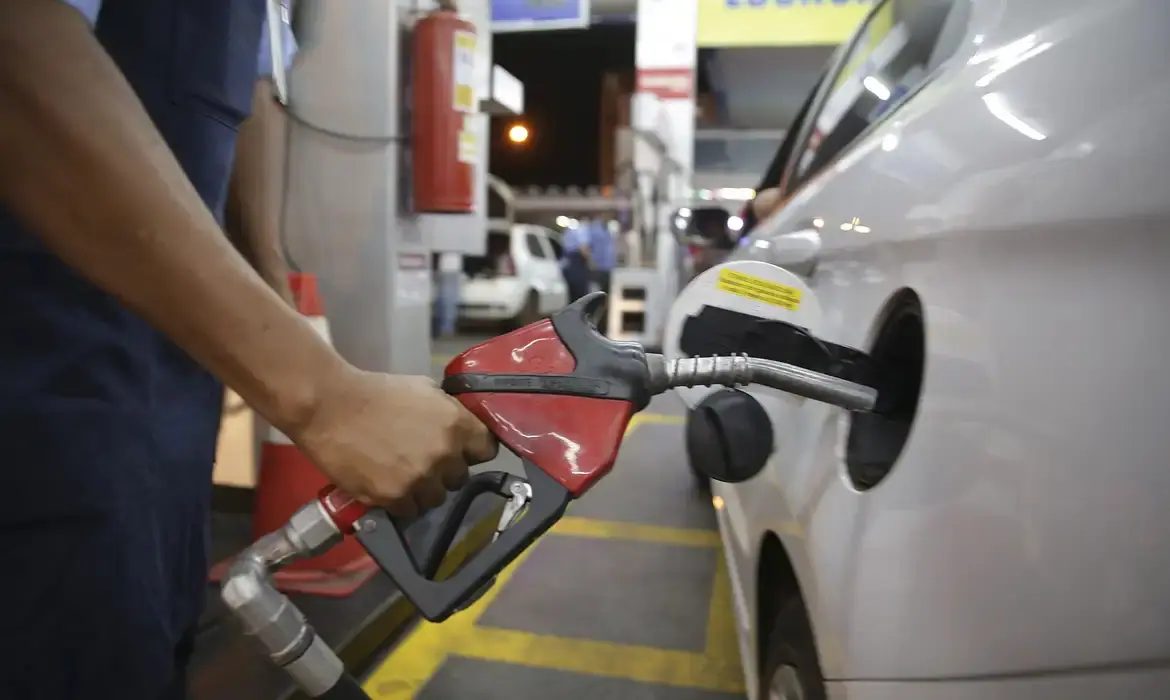 Abasteça o carro antes de 26 de outubro