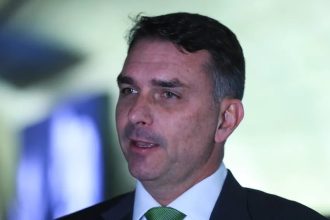 Ação popular pede suspensão de salário de Flávio no Senado