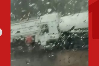 Acidente entre caminhões provoca congestionamento na BR-324, em Feira de Santana
