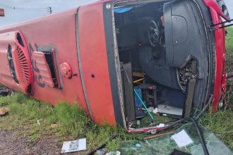 Acidente entre carro e ônibus com 20 passageiros deixa feridos em Novo Hamburgo