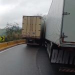 Acidente entre duas carretas causa congestionamento na Via Dutra, em Piraí
