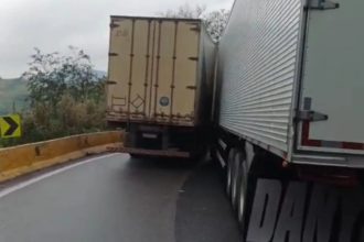 Acidente entre duas carretas causa congestionamento na Via Dutra, em Piraí
