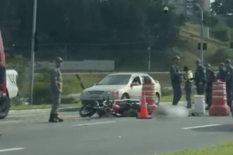 Acidente entre moto e caminhão deixa um homem morto no Anel Viário, em São José
