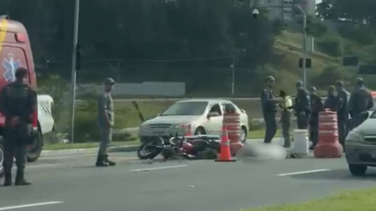 Acidente entre moto e caminhão deixa um homem morto no Anel Viário, em São José