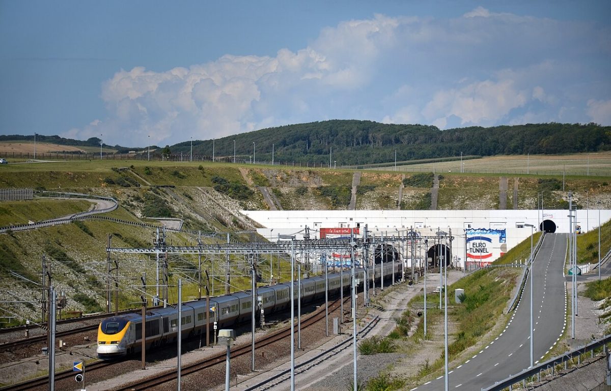Acidente entre trem de carga e ônibus deixa 19 feridos na França