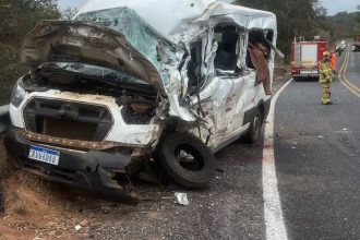 Acidente entre van e carreta deixa duas pessoas mortas na MGC-367, em Diamantina