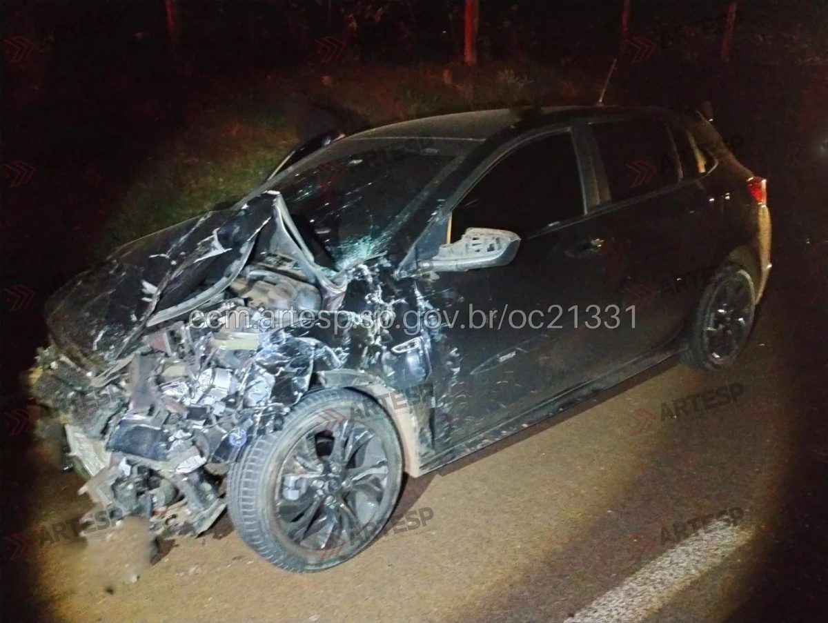 Acidente envolvendo dois carros deixa um morto e quatro feridos em Pitangueiras, SP