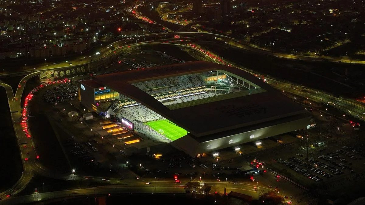 Acordo da Caixa com o Corinthians é criticado nas redes sociais