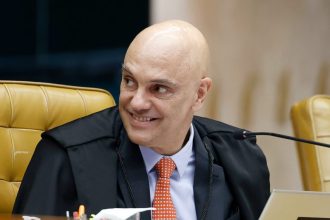 Advogados recorrem da decisão de Fachin que arquivou pedido de afastamento de Moraes do cargo