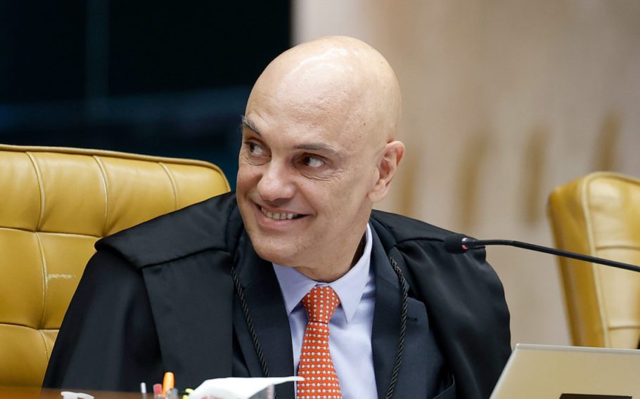 Advogados recorrem da decisão de Fachin que arquivou pedido de afastamento de Moraes do cargo