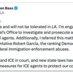 Agente do ICE aponta arma para pedestre durante operação em LA
