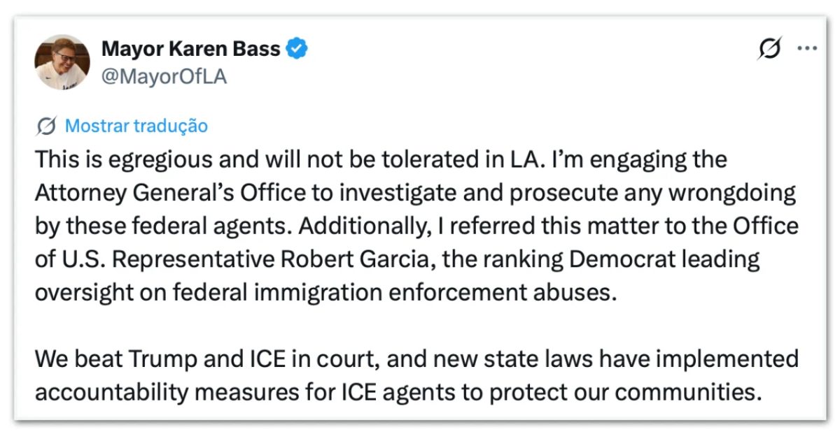 Agente do ICE aponta arma para pedestre durante operação em LA