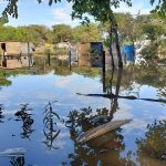Água invade moradias, destrói móveis e deixa moradores 'ilhados' em comunidade de Campo Grande