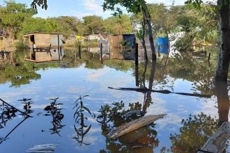 Água invade moradias, destrói móveis e deixa moradores 'ilhados' em comunidade de Campo Grande