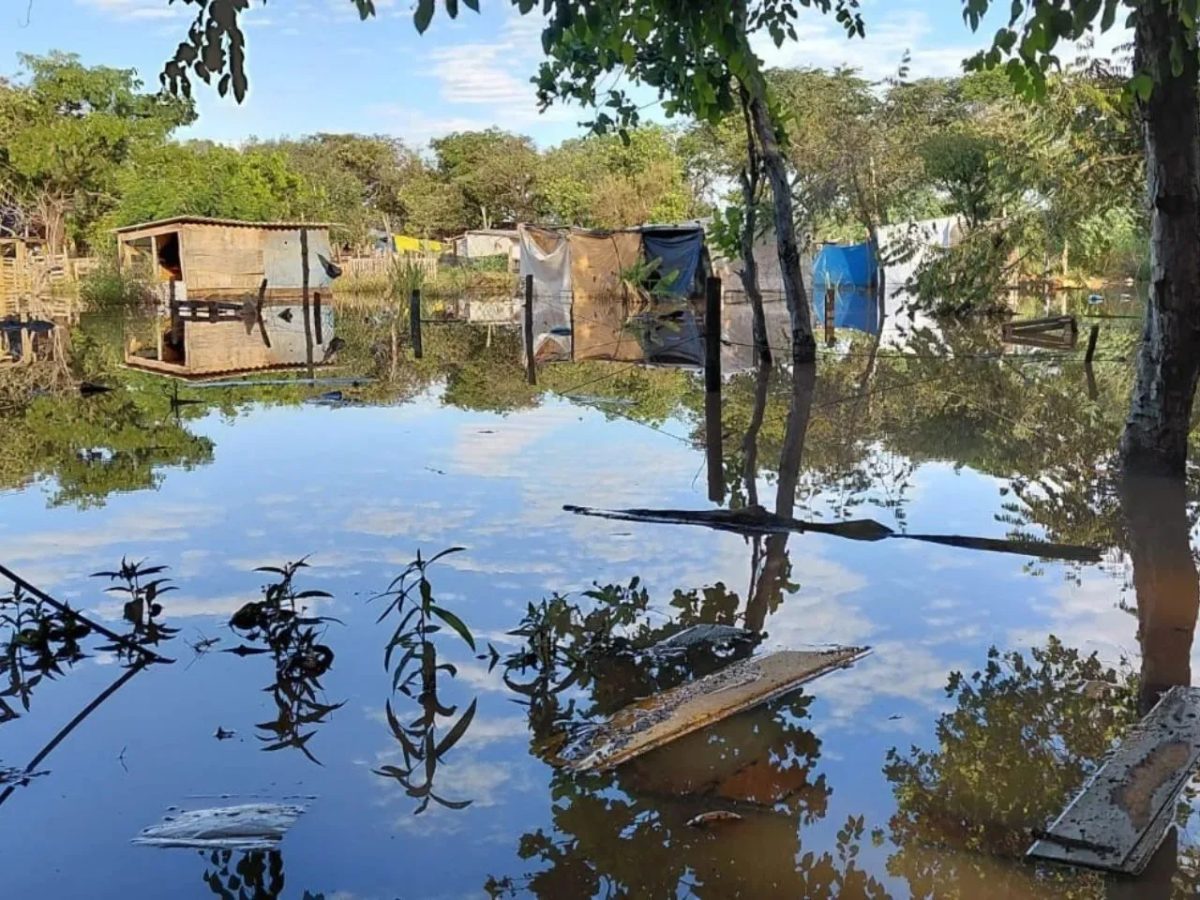 Água invade moradias, destrói móveis e deixa moradores 'ilhados' em comunidade de Campo Grande