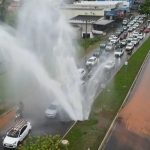 Água jorra de adutora rompida e complica o trânsito na Av. Leste Oeste, em Goiânia