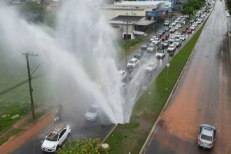 Água jorra de adutora rompida e complica o trânsito na Av. Leste Oeste, em Goiânia