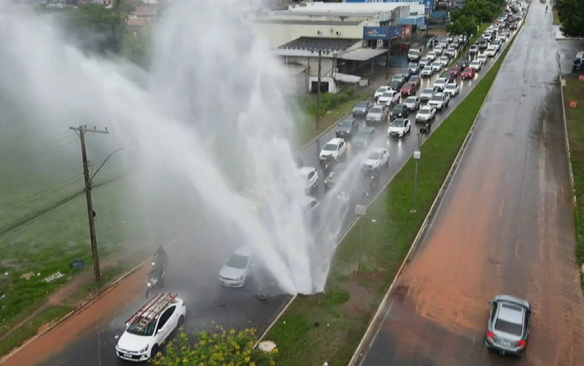 Água jorra de adutora rompida e complica o trânsito na Av. Leste Oeste, em Goiânia