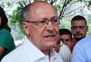Alckmin homenageia estudantes mortos pela ditadura de Getúlio Vargas, elogiado por Lula