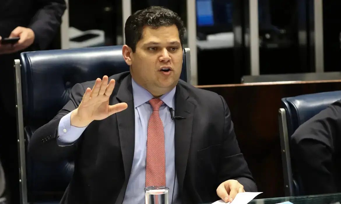 Alcolumbre retira PEC da Segurança Pública da pauta do Senado