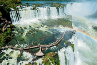Alta vazão fecha passarela das Cataratas do Iguaçu no Paraná