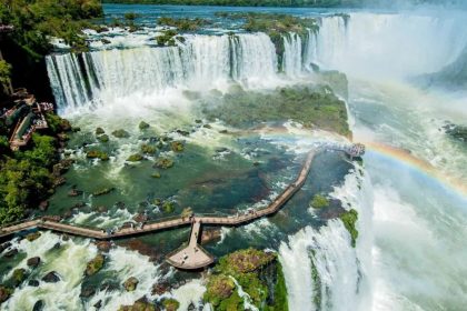 Alta vazão fecha passarela das Cataratas do Iguaçu no Paraná