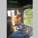 Alunos saem pelas janelas após ônibus derrapar em ponte de madeira em Campos; ninguém ficou ferido