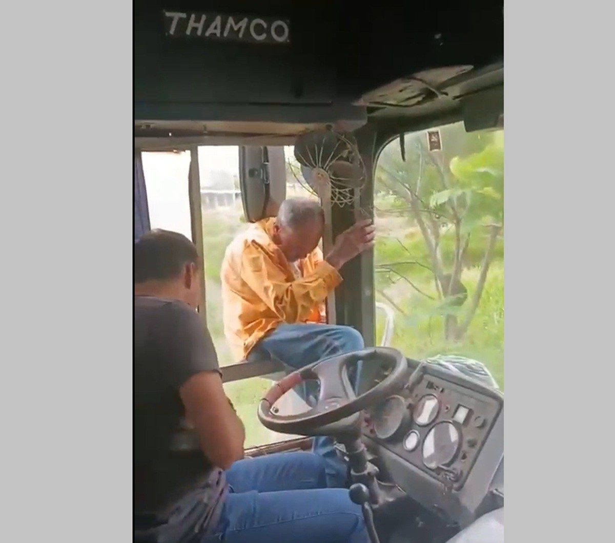 Alunos saem pelas janelas após ônibus derrapar em ponte de madeira em Campos; ninguém ficou ferido