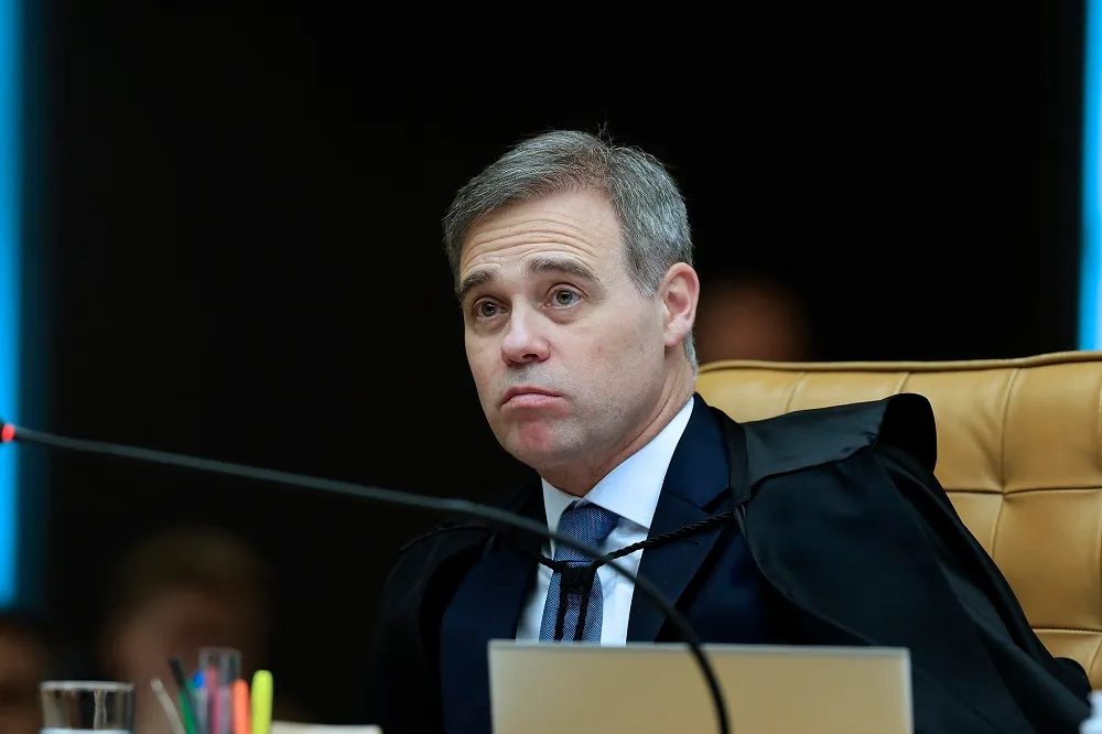 André Mendonça manda CUT apagar posts que ligavam Flávio a milícias e fim do Pix
