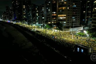 Apoiadores de Flávio Bolsonaro, candidato do PL à Presidência, vão para as ruas