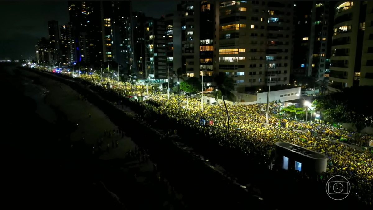 Apoiadores de Flávio Bolsonaro, candidato do PL à Presidência, vão para as ruas