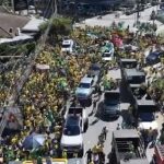 Apoiadores de Flávio Bolsonaro fazem ato em Goiânia na véspera da eleição