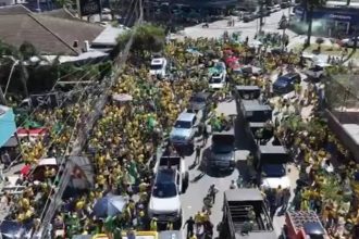 Apoiadores de Flávio Bolsonaro fazem ato em Goiânia na véspera da eleição