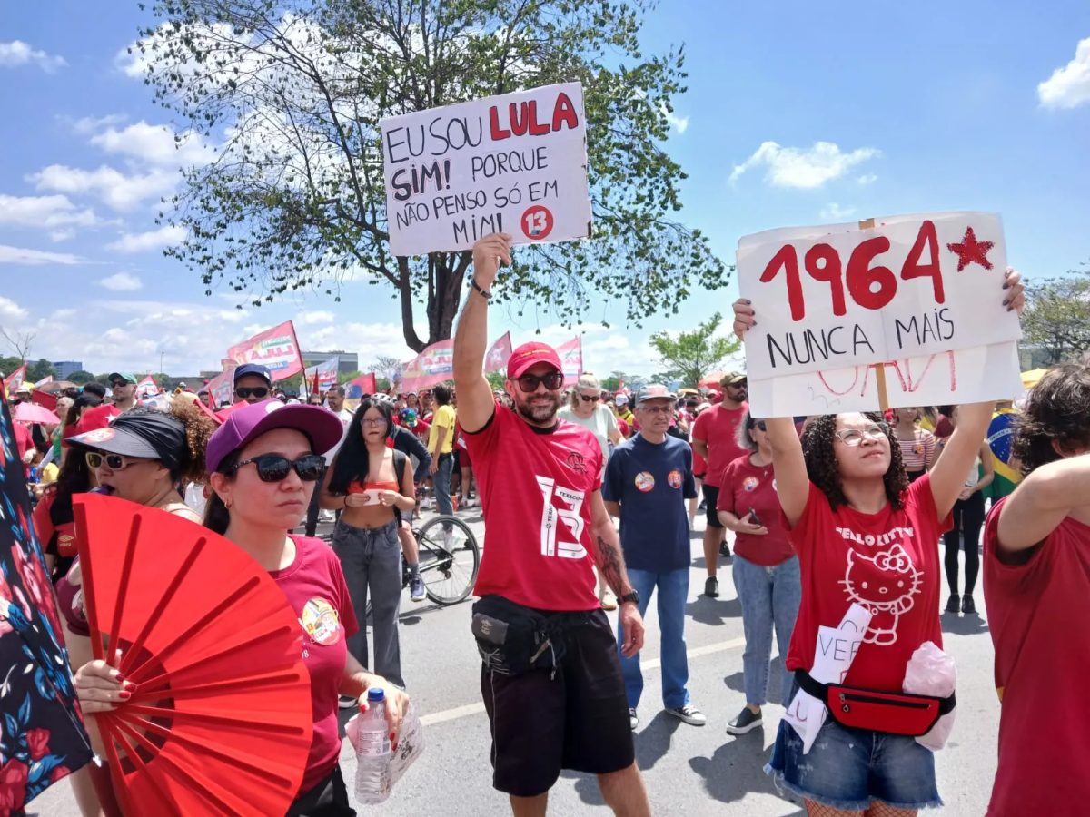 Apoiadores de Lula fazem ato no centro de Brasília; veja IMAGENS
