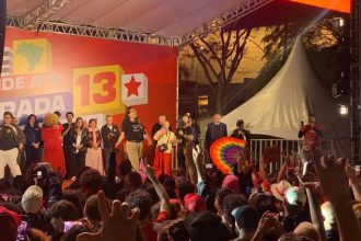 Apoiadores de Lula fazem ato sob chuva em São Paulo