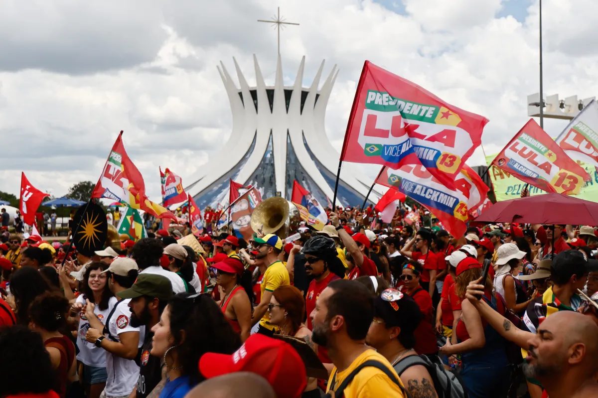 Apoiadores de Lula fazem atos nas capitais e no exterior pela reeleição do petista