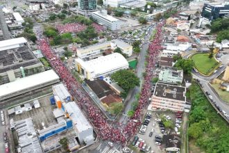 Apoiadores de Lula fazem passeata pelas ruas do Centro de Florianópolis