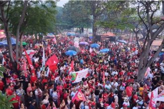 Apoiadores de Lula se reúnem em manifestação com a presença de Boulos na Praça Universitária, em Goiânia