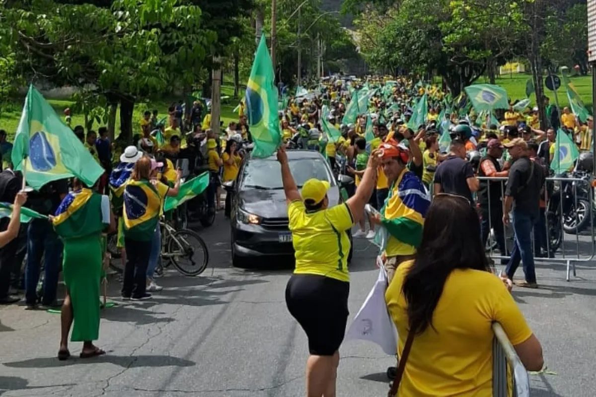 Apoiadores fazem ato em apoio a Flávio Bolsonaro em BH