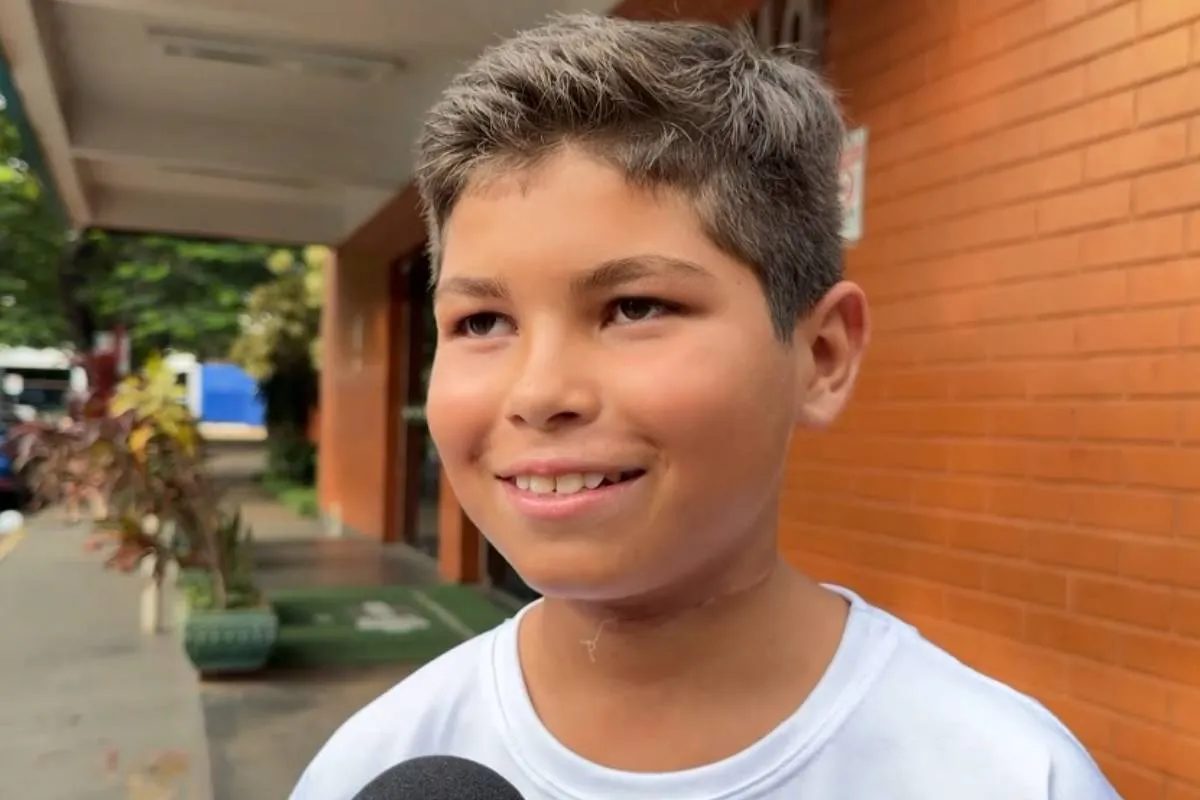 Após 15 dias internado, menino que teve pescoço cortado por linha de cerol recebe alta: 'eu só sabia rezar', diz mãe