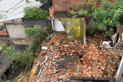 Após chuva, imóvel abandonado desaba e destroços atingem terreno de casa em Juiz de Fora