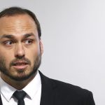 Após fuga de Flávio, Carlos posta vídeo de Bolsonaro falando em ‘combater nazifascismo’