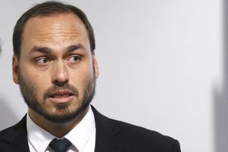 Após fuga de Flávio, Carlos posta vídeo de Bolsonaro falando em ‘combater nazifascismo’