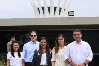 Após Moraes liberar, Flávio afirma que visitará Jair na 3ª feira