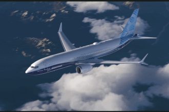 Após seis anos de atraso e crises de segurança, maior Boeing 737 MAX 10 é aprovado para voar; conheça