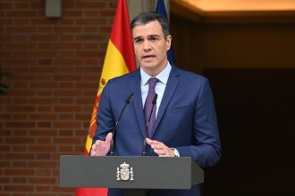 Após ser chamado de ‘ditador’, Pedro Sánchez ataca Milei e cita acolhimento a argentinos